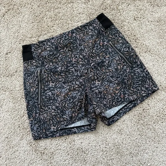 Athleta Trekkie North Shorts Kinetic Abstract Black Size 4 - Picture 2 of 8